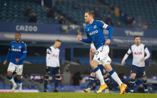 备受各大俱 备受各大俱